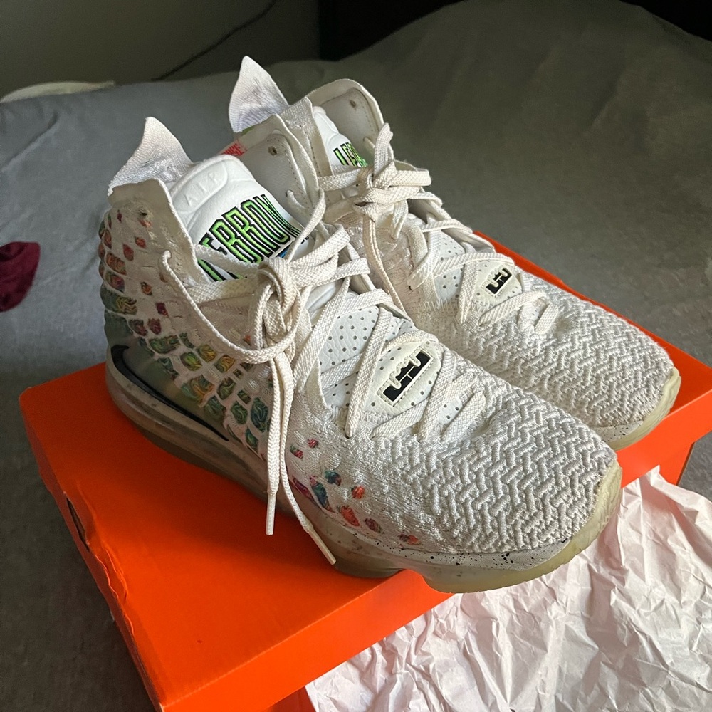 Nike White Athletic Shoes with Modern Silhouette